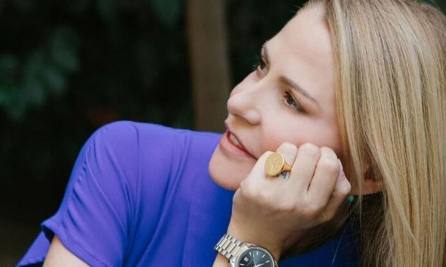 Τζένη Μπαλατσινού: Η οργισμένη απάντηση σε ψευδές δημοσίευμα για την κόρη της