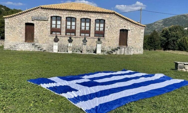 Σούλι: Η ελληνική σημαία 32,5 τ.μ. κυματίζει στα βουνά της Θεσπρωτίας