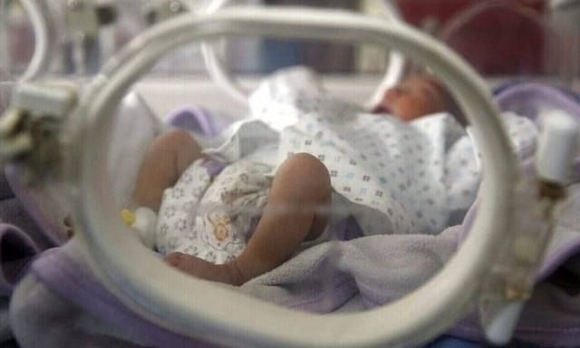 Παιδίατρος πέρασε για «φερμουάρ» τη σπονδυλική στήλη βρέφους – 13χρονη γέννησε σε τουαλέτα