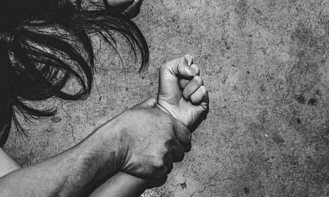 Πώς απειλούσε τον 9χρονο ο πατέρας βιαστής: «Αν δεν κάτσεις, θα σε πετάξω από το μπαλκόνι»