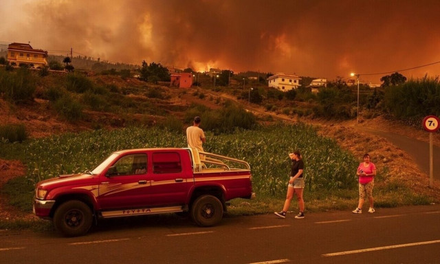 Εφιάλτης δίχως τέλος στην Τενερίφη - Αναζωπυρώθηκε η φωτιά που ξέσπασε τον... Αύγουστο!