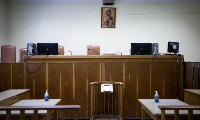 Βόλος: Έκανε «γυαλιά καρφιά» το πατρικό της συντρόφου του με «βοηθό» τον πατέρα του