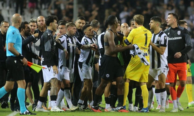 ΠΑΟΚ - Άιντραχτ: Μεγάλη ένταση στην Τούμπα και δύο αποβολές μετά τη λήξη - Έξαλλος ο Λουτσέσκου