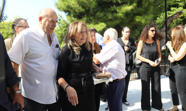 Γιάννης Ιωαννίδης: Πανελλήνια συγκίνηση - Υποβασταζόμενη η σύζυγός του στην εκκλησία