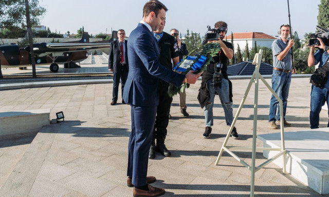 Στέφανος Κασσελάκης: Του έκαναν… νόημα να σταθεί σε στάση προσοχής στην ανάκρουση του Εθνικού Ύμνου