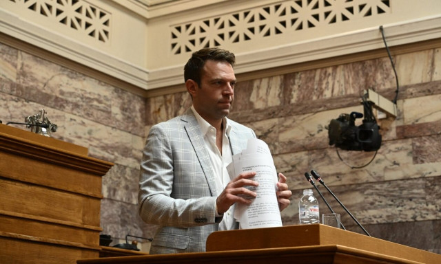 Στέφανος Κασσελάκης: Το σακάκι αλά Ερντογάν, οι «άνθρωποί του» στην ΚΟ και οι βολές της ΝΔ