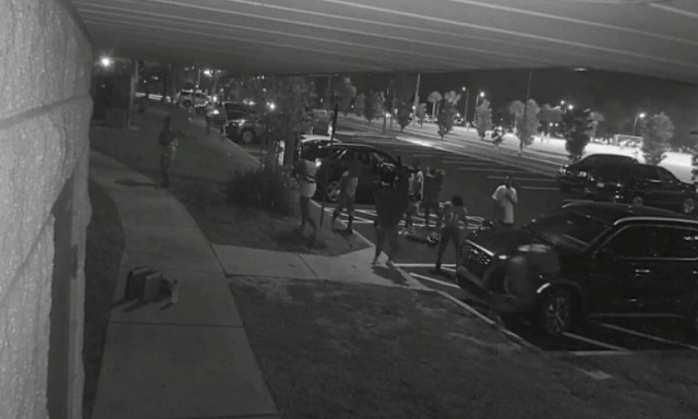 ΗΠΑ: Η στιγμή που 11χρονος παίρνει το όπλο από τη μητέρα του και αρχίζει να πυροβολεί συναθλητές του