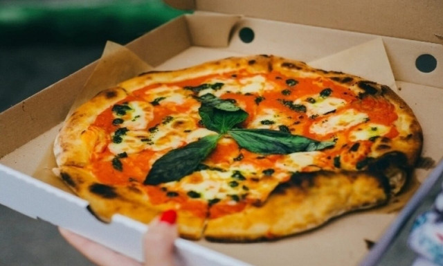 Γιατί η πίτσα μπαίνει σε τετράγωνο κουτί ενώ είναι στρογγυλή;