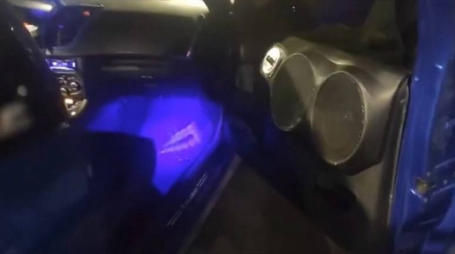 Αστυνομικοί σε μπλόκο ελέγχουν τα ηχεία ενός Ι.Χ παίζοντας το «θέλω κότερα» του Mad Clip (vid)