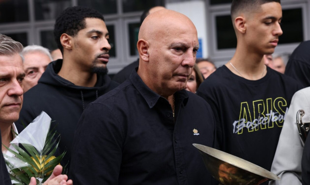 Συγκινημένος ο Νίκος Γκάλης στο λαϊκό προσκύνημα για τον Γιάννη Ιωαννίδη