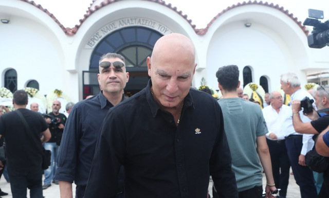 Ράγισαν τα τσιμέντα: Το κλάμα του Νίκου Γκάλη όταν αγκάλιασε τη σύζυγο του Γιάννη Ιωαννίδη