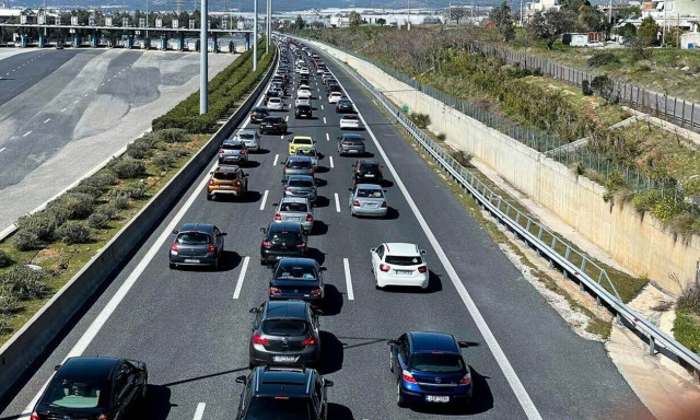 Αττική Οδός: Καραμπόλα τριών οχημάτων - Αυξημένη η κίνηση