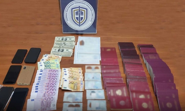 Εν ενεργεία αστυνομικός συνελήφθη ως μέλος κυκλώματος πλαστών ταυτοτήτων και διαβατηρίων