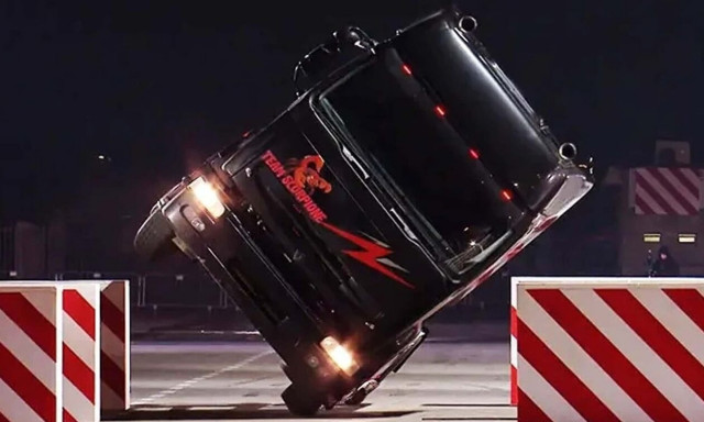 Ακόμη και οι τράκτορες μπορούν και με τις δύο ρόδες (video)