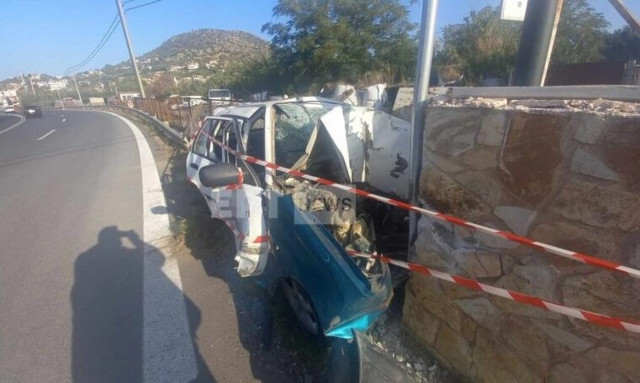 Τροχαίο στη λεωφόρο Αθηνών Σουνίου - Αυτοκίνητο καρφώθηκε σε τοίχο