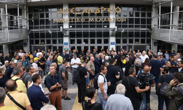 Γιάννης Ιωαννίδης: Στο «Αλεξάνδρειο» η σορός του - Συγκλονιστικές στιγμές με δάκρυα και χειροκρότημα