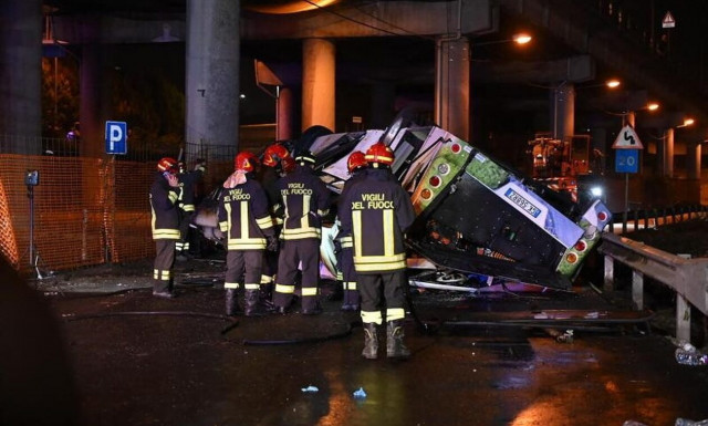 Ιταλία: Συγκλονίζουν οι προσωπικές ιστορίες μετά την πτώση λεωφορείου από τη γέφυρα