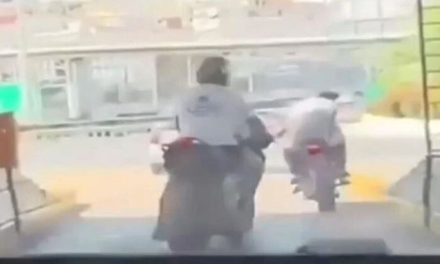 Αττική Οδός: Μπάρα χτυπά αναβάτη μηχανής - Πέρασε τα διόδια χωρίς να πληρώσει