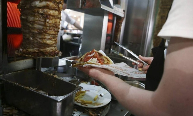 Ακρίβεια: Στα ύψη οι τιμές σε σουβλάκι και πίτσα - Πόσο πωλείται η χωριάτικη σαλάτα