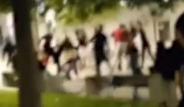 Άγρια συμπλοκή ανηλίκων στην πλατεία Συντάγματος - Βίντεο-ντοκουμέντο