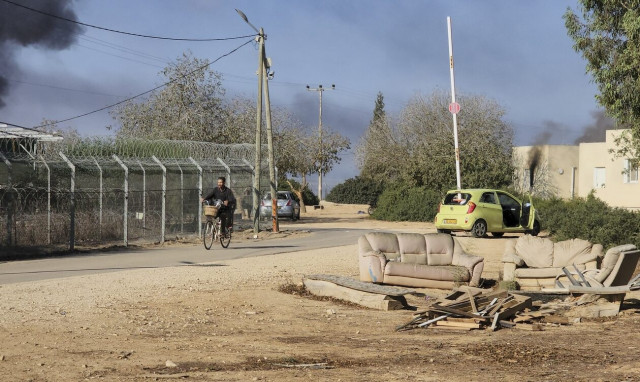 Πόλεμος Ισραήλ: Σφοδρή μάχη με πυροβόλα όπλα, πυρά αρμάτων κοντά στα σύνορα με τη Γάζα
