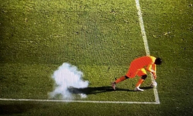 Γαλλία: Οριστική διακοπή σε αγώνα της Ligue 1 για τραυματισμό τερματοφύλακα από κροτίδα