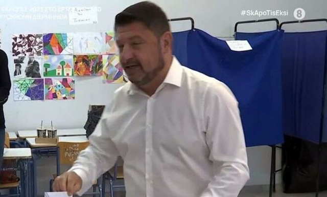 Αυτοδιοικητικές εκλογές 2023: Ψήφισε με ...διαβατήριο ο Νίκος Χαρδαλιάς