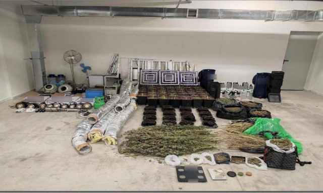 Θεσσαλονίκη: Εντοπίστηκε κρύπτη με εργαστήριο υδροπονικής καλλιέργειας κάνναβης – 3 συλλήψεις