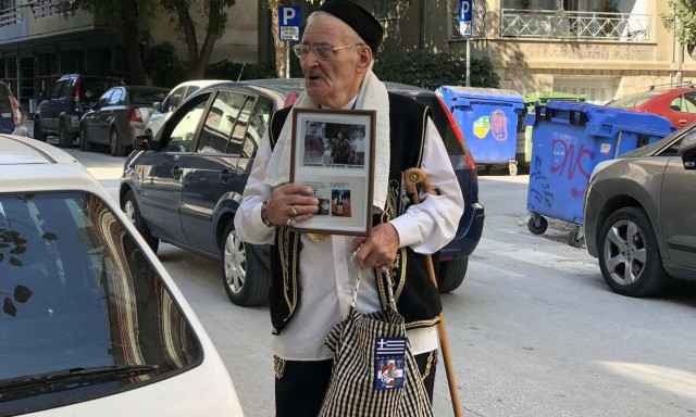 Αυτοδιοικητικές εκλογές: Λαρισαίος ντύθηκε Μακεδονομάχος και πήγε να ψηφίσει