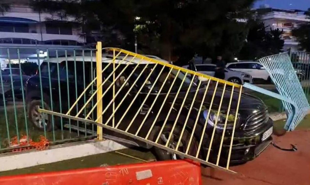 Παραλίγο τραγωδία σε παιδική χαρά στη Βουλιαγμένη: Αυτοκίνητο καρφώθηκε στα κάγκελα