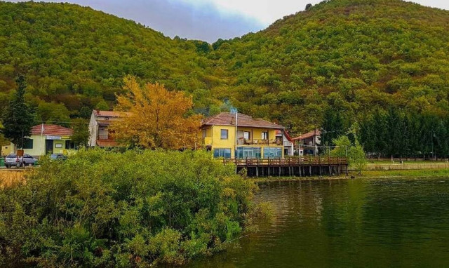 Μικρολίμνη: Aπόλυτη γαλήνη και ηρεμία σε ένα άγνωστο – παραλίμνιο χωριό της Ελλάδας