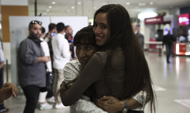 Ισραήλ: Καρέ - καρέ η άφιξη των πρώτων Ελλήνων στην Αθήνα