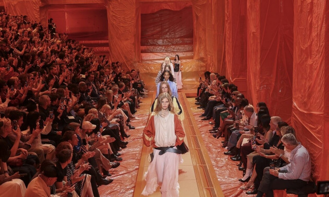 Louis Vuitton: Βίντεο από την εντυπωσιακή επίδειξη σε «αερόστατο»