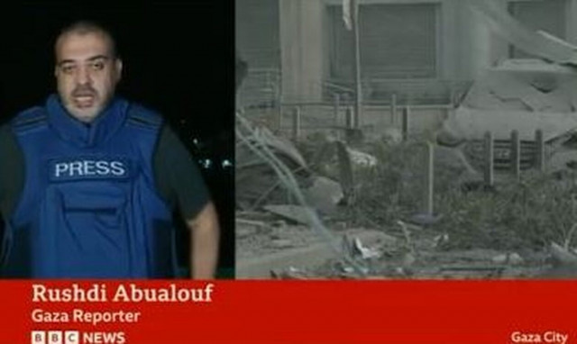 Γάζα: Η στιγμή που ισχυρή έκρηξη διακόπτει live μετάδοση στο BBC