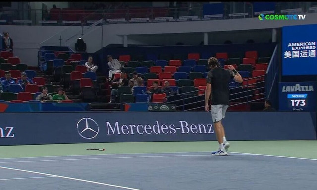 Στέφανος Τσιτσιπάς: «Ξέσπασε» στη ρακέτα του μετά το χαμένο σετ – Η απογοήτευση του πατέρα του (vid)