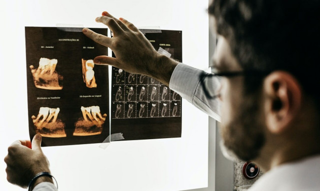 «Μαϊμού» οδοντίατρος: Εισαγγελική έρευνα διέταξε ο εισαγγελέας - Στο μικροσκόπιο οι καταγγελίες