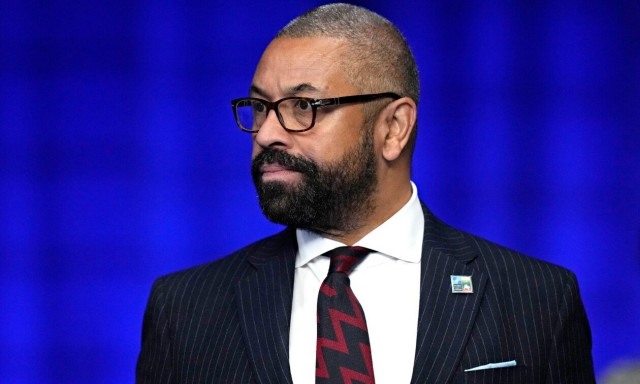 Πόλεμος στο Ισραήλ: Ο ΥΠΕΞ της Μεγάλης Βρετανίας τρέχει σε καταφύγιο εν μέσω βομβαρδισμών – Βίντεο