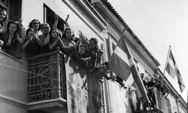 Σαν σήμερα το 1944: Η ελληνική σημαία κυματίζει ξανά στην Ακρόπολη