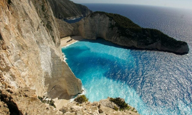 Ναυάγιο Ζακύνθου: Να παραμείνει κλειστό συνιστούν οι επιστήμονες - Έλεγχοι και σε άλλες παραλίες