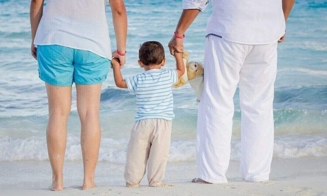 Επιδόματα: Τι αλλάζει -  Μισά μισά κάρτα και μετρητά, αλλά υπό όρους