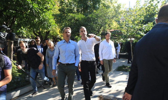 Μητσοτάκης - Μπακογιάννης: Η βόλτα στην πλατεία Βικτωρίας [pic,vid]