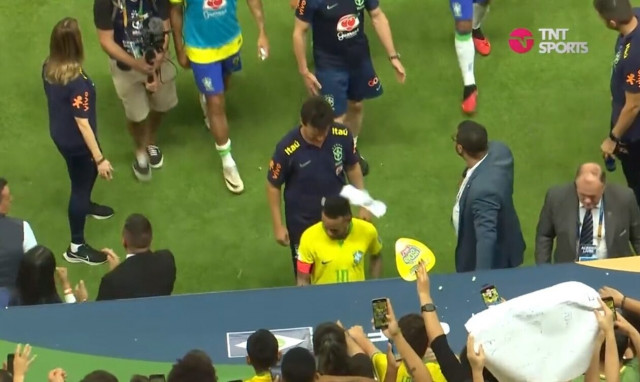 Μουντιάλ 2026: «Έφαγε» κουβά ποπ κορν στο κεφάλι ο Νεϊμάρ στη γκέλα της Βραζιλίας - Γκολάρα ο Χάμες