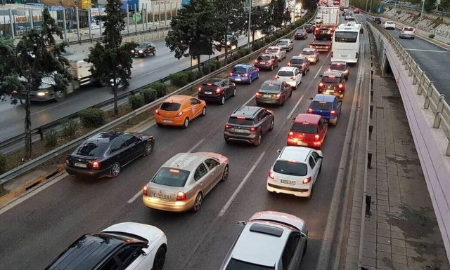 Πόσες ώρες χάνουν οι Έλληνες οδηγοί το χρόνο μποτιλιαρισμένοι στον Κηφισό;