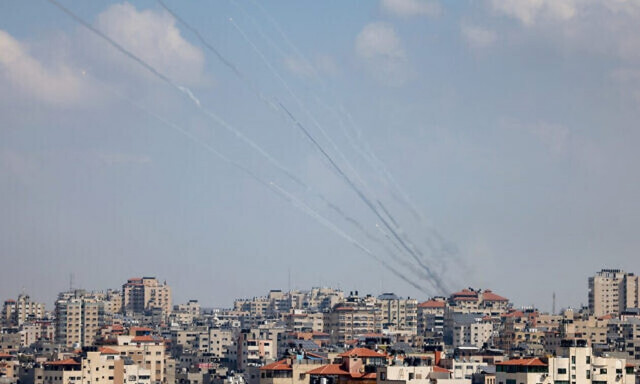 Πόλεμος στο Ισραήλ: Συνεχής ρίψη ρουκετών από τη Χαμάς - Καταστράφηκε δρόμος στο Ρέχοβοτ
