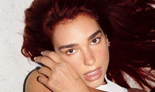 H Ντούα Λίπα έγινε κοκκινομάλλα