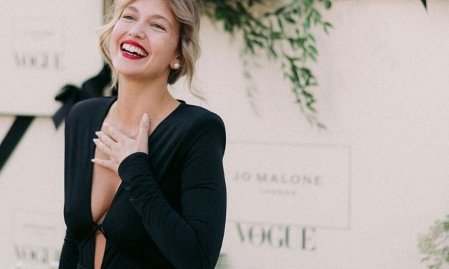 Κλέλια Ανδριολάτου: Η πρωταγωνίστρια του «Maestro» χόρεψε ζεϊμπέκικο στην Πάτμο