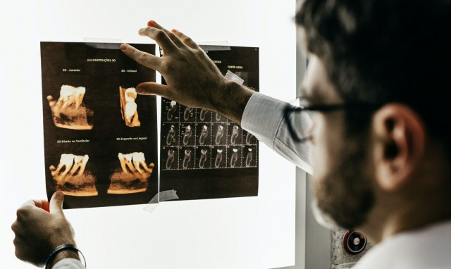 Ψευτοδοντίατρος: Η συνεργάτιδά του σπάει τη σιωπή της - «Δεν έπαιρνε θέση γιατρού»