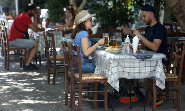 Η ακρίβεια «αδειάζει» τις ταβέρνες - Στροφή των καταναλωτών στο ντελίβερι