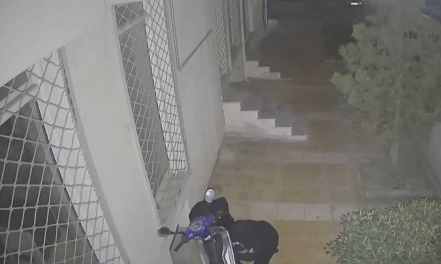 Θεσσαλονίκη: Βίντεο ντοκουμέντο με την κλοπή μηχανής σε λίγα λεπτά