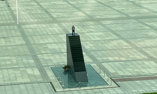 Συναγερμός στην Πολωνία: Άνδρας απειλεί να πυροδοτήσει βόμβα σε πλατεία της Βαρσοβίας